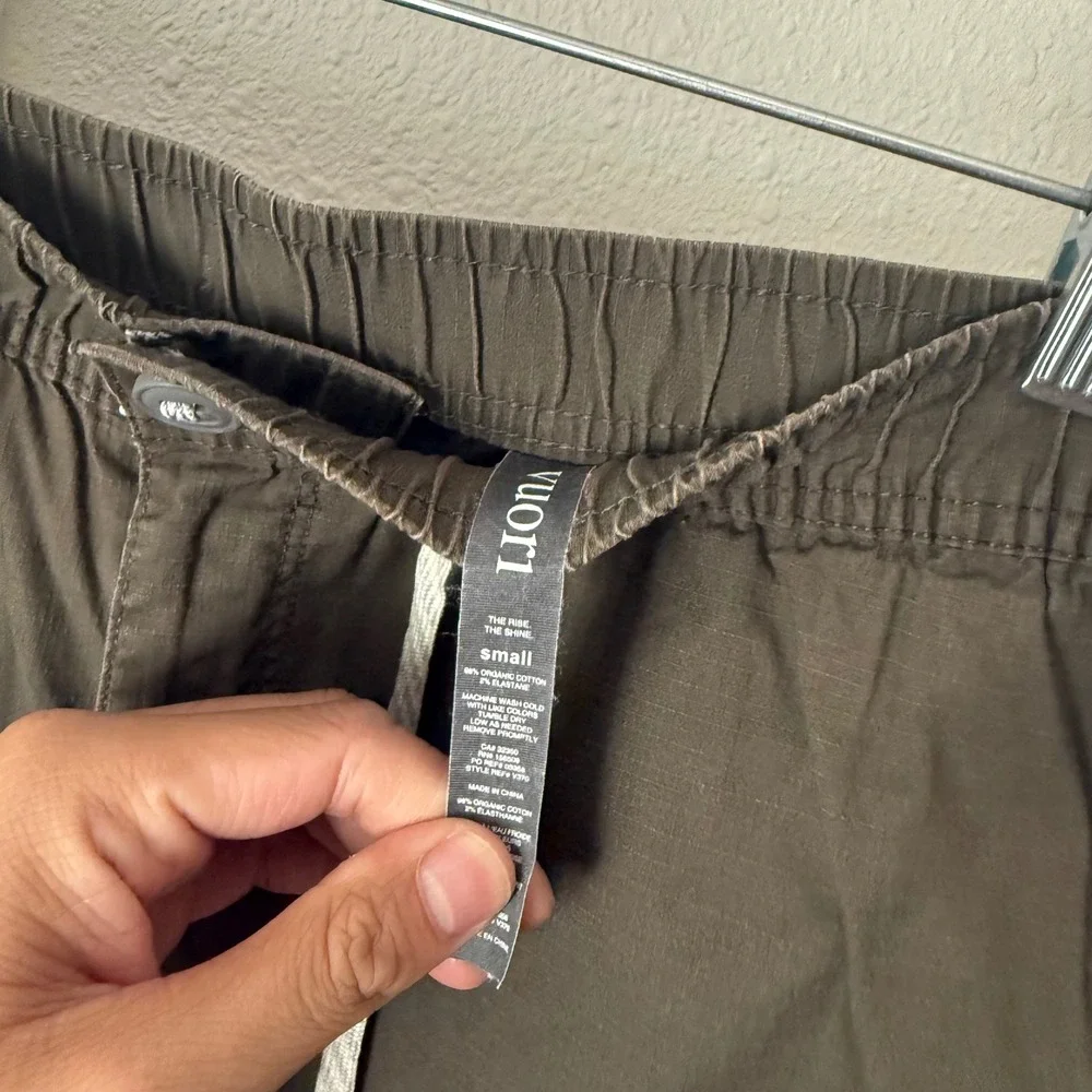 VUORI olive green men's athletic cargo pull on drawstring shorts